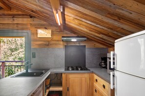 Cafetera y tetera, refrigerador, microondas y horno 