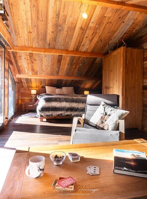 Silitysrauta/-lauta, Wi-Fi, vuodevaatteet