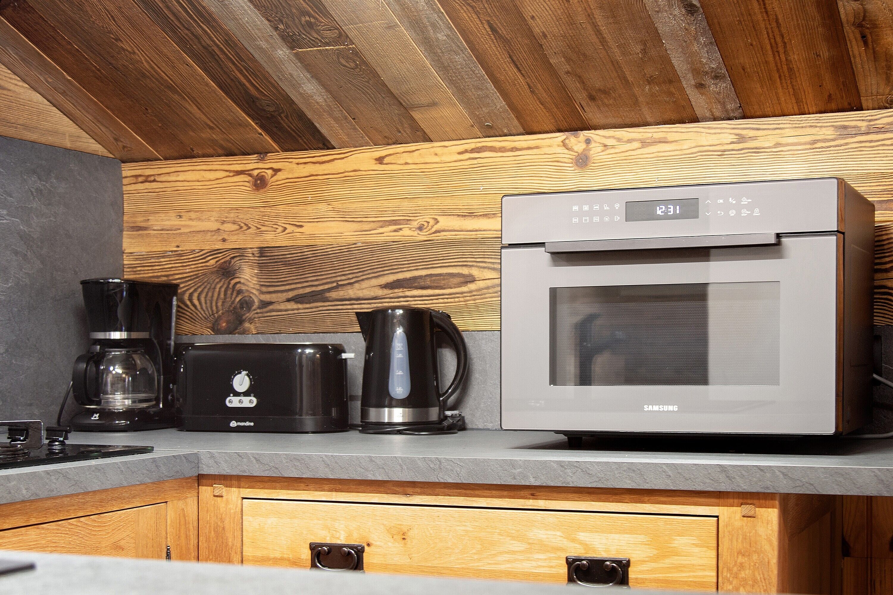 Coffee/tea maker, fridge, microwave, oven