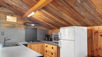 Coffee/tea maker, fridge, microwave, oven