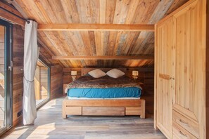 Een strijkplank/strijkijzer, wifi, beddengoed