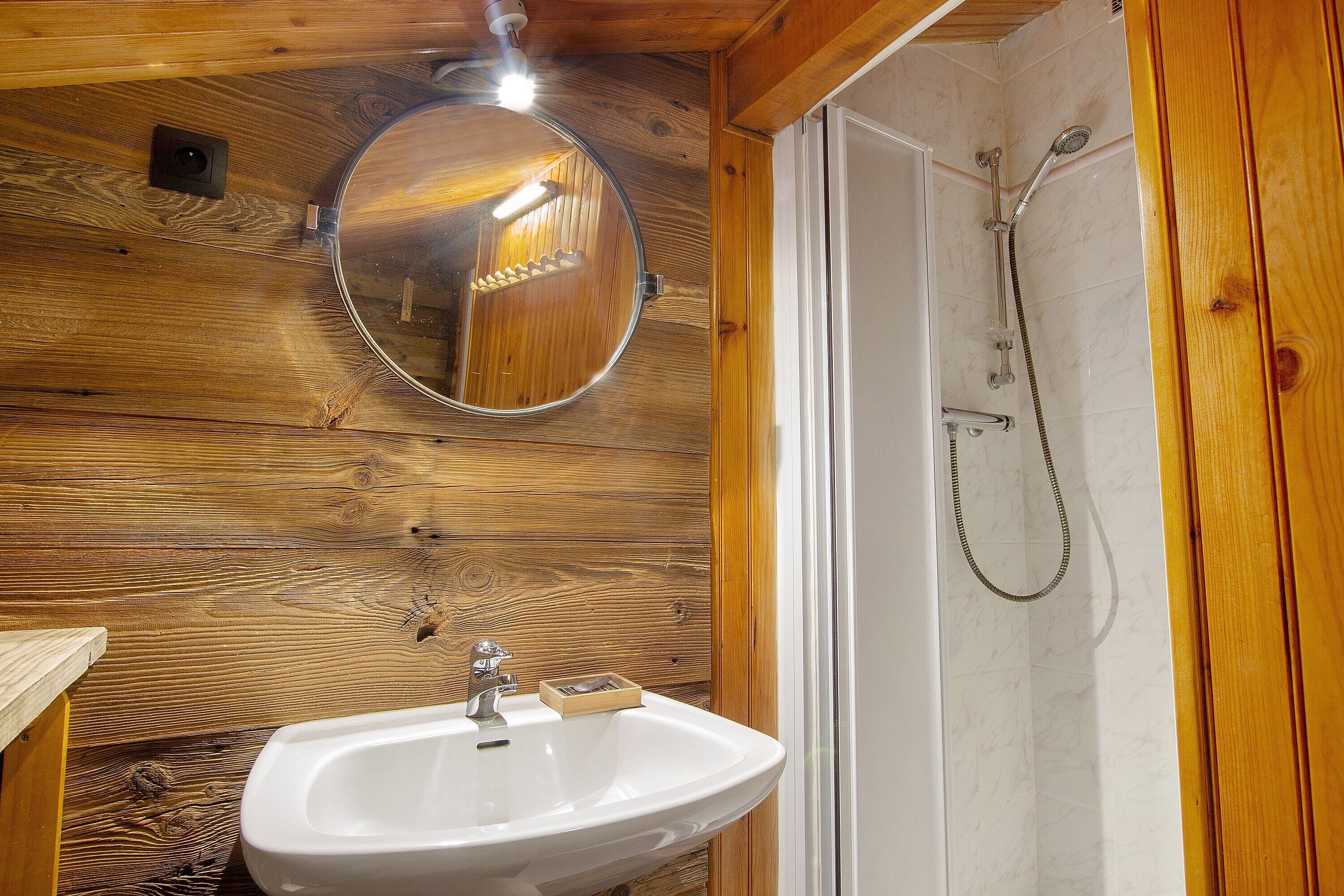 Douche, sèche-cheveux, serviettes fournies