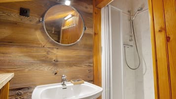 Douche, sèche-cheveux, serviettes fournies