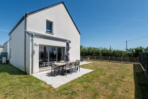 Outdoor dining - 3-Star Holiday Home in Plouharnel with Private Terrace, Garden, and Wi-Fi (Plouharnel)