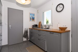 Fridge, microwave, oven, stovetop - 3-Star Holiday Home in Plouharnel with Private Terrace, Garden, and Wi-Fi (Plouharnel)