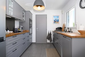 Fridge, microwave, oven, stovetop - 3-Star Holiday Home in Plouharnel with Private Terrace, Garden, and Wi-Fi (Plouharnel)