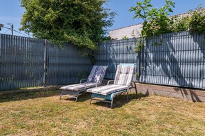 Property grounds - 3-Star Holiday Home in Plouharnel with Private Terrace, Garden, and Wi-Fi (Plouharnel)