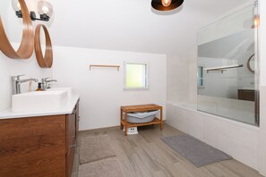 Shower, hair dryer - 3-Star Holiday Home in Plouharnel with Private Terrace, Garden, and Wi-Fi (Plouharnel)