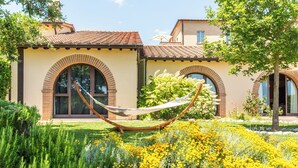 A house with a hammock in the garden. - Apartment with A/C, pool, WIFI, TV, patio, pets allowed, panoramic view, close to Montepulciano (Torrita Di Siena)