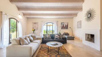 TV, fireplace, stereo