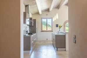 Fridge, microwave, oven, stovetop - Cosy apartment with WIFI, pool, A/C, TV, patio, pets allowed, panoramic view, close to Montepulciano (Torrita Di Siena)
