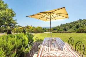 Outdoor dining - Cosy apartment with WIFI, pool, A/C, TV, patio, pets allowed, panoramic view, close to Montepulciano (Torrita Di Siena)