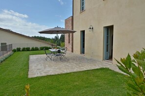 Outdoor dining - Apartment with A/C, pool, WIFI, TV, patio, pets allowed, panoramic view, close to Montepulciano (Torrita Di Siena)
