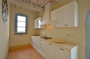 Private kitchen - Apartment with A/C, pool, WIFI, TV, patio, pets allowed, panoramic view, close to Montepulciano (Torrita Di Siena)