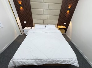 Luksusleilighet | Safe på rommet, blendingsgardiner og strykejern/-brett