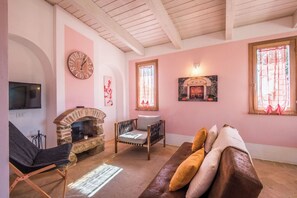 TV, fireplace, stereo - Nice apartment with WIFI, A/C, pool, TV, terrace and pets allowed, close to Montepulciano (Torrita Di Siena)
