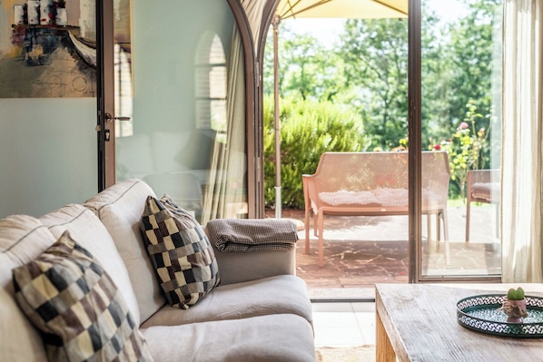 TV, fireplace, stereo - Nice apartment with pool, WIFI, A/C, TV, patio and pets allowed, close to Montepulciano (Torrita Di Siena)