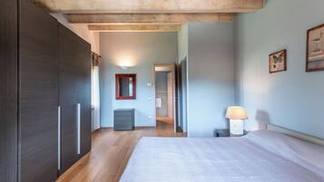 Iron/ironing board, travel crib, free WiFi, wheelchair access