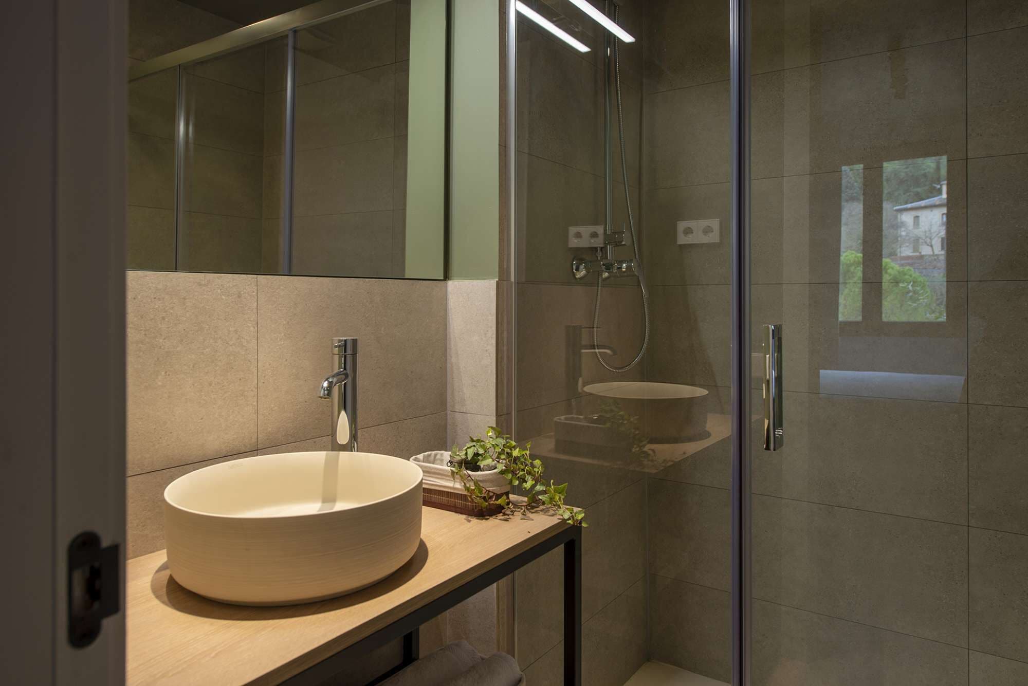 Een haardroger, handdoeken