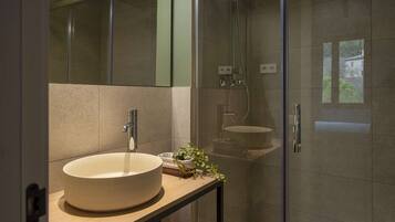 Een haardroger, handdoeken