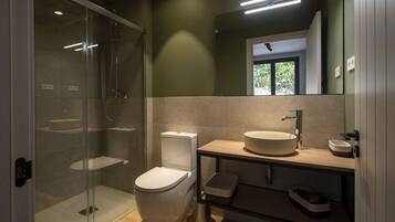 Een douche, een haardroger, handdoeken