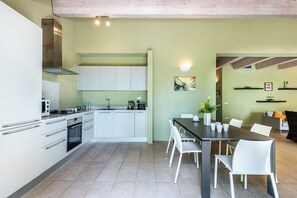 冷蔵庫、電子レンジ、オーブン、コンロ