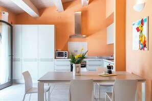 Fridge, microwave, oven, stovetop - Apartment with A/C, WIFI, pool, TV, veranda, pets allowed, panoramic view, close to Montepulciano (Torrita Di Siena)