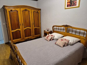WiFi, bed sheets - Apartment 'Mamie Krema' with Private Terrace, Shared Garden and Wi-Fi (Boresse-et-Martron)