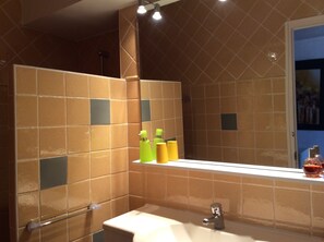 Shower, hair dryer, soap - Apparently facing sea and beach (Palamós)