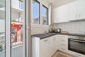 Fridge, oven, stovetop, coffee/tea maker - Apartment 'Nidri' with Balcony, Wi-Fi and Air Conditioning (Νυδρί)