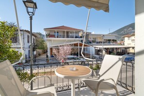 Outdoor dining - Apartment 'Nidri' with Balcony, Wi-Fi and Air Conditioning (Νυδρί)