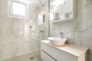 Shower, towels - Apartment 'Nidri' with Balcony, Wi-Fi and Air Conditioning (Νυδρί)
