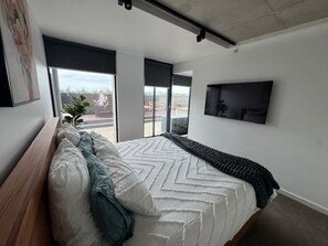 2 bedrooms, desk, iron/ironing board, free WiFi - Stylish Southbank Apartment – 2 Bed, 2 Bath, Pool, Gym, Sauna & Deck (Southbank)