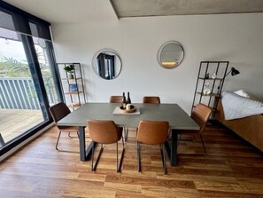 Dining - Stylish Southbank Apartment – 2 Bed, 2 Bath, Pool, Gym, Sauna & Deck (Southbank)