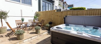 Ivy Cellar - 2 Bedroom Apartment - Tenby