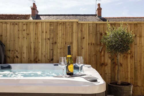 Ivy Cellar - 2 Bedroom Apartment - Tenby
