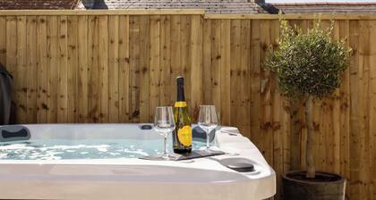 Ivy Cellar - 2 Bedroom Apartment - Tenby