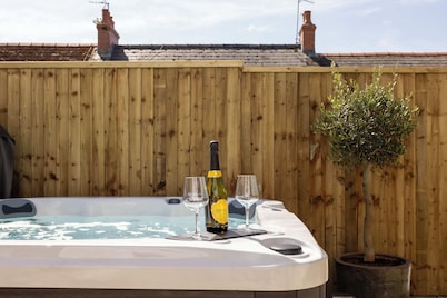 Ivy Cellar - 2 Bedroom Apartment - Tenby