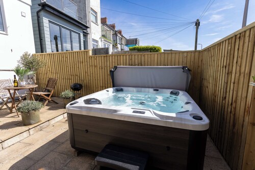 Ivy Cellar - 2 Bedroom Apartment - Tenby