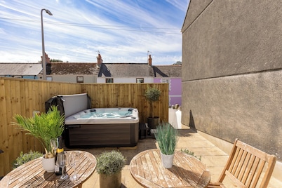 Ivy Cellar - 2 Bedroom Apartment - Tenby