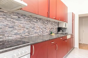 Fridge, microwave, oven, stovetop - Cozy Rooms Perfect for Extended Stays (Vienna)