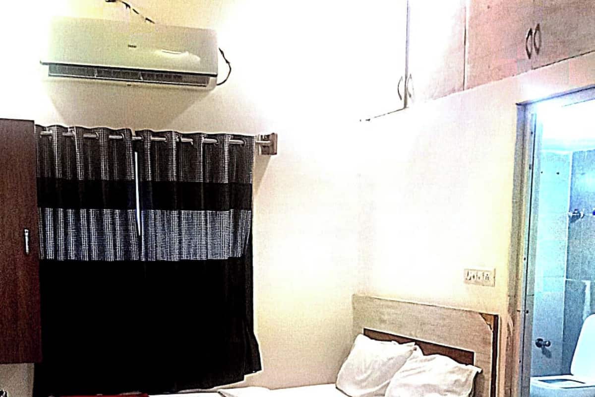 Deluxe Room | Egyptian cotton sheets, premium bedding, memory-foam beds, desk