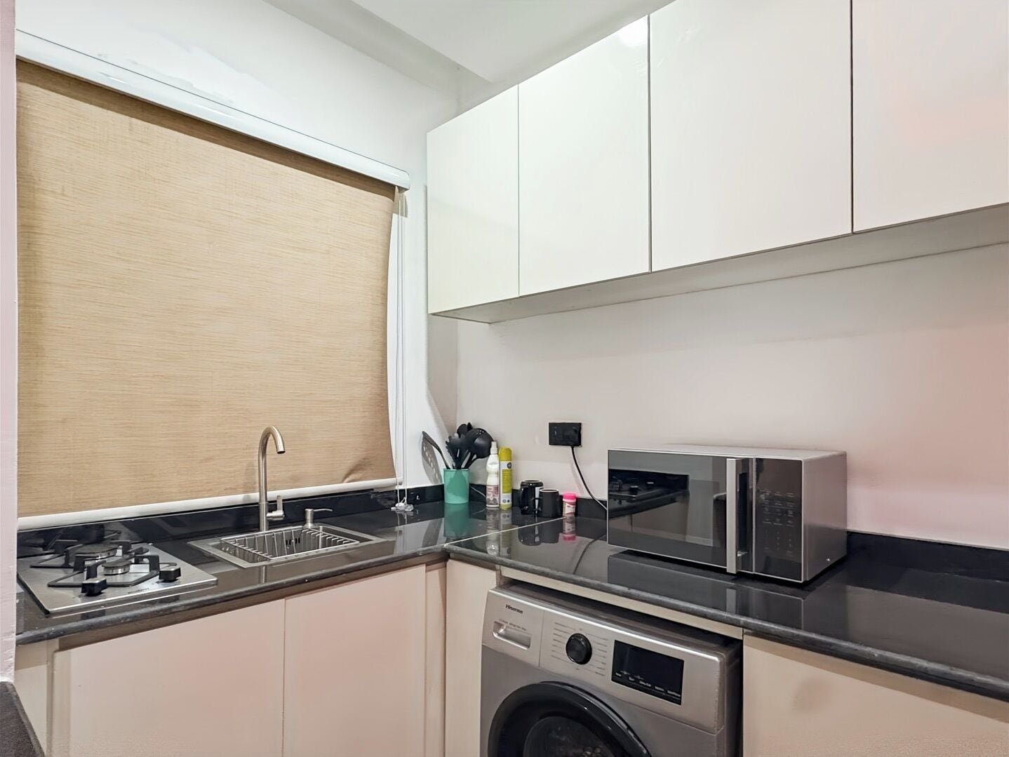 Appartement Deluxe, balcon, vue ville | Cuisine privée | Réfrigérateur, micro-ondes, four, plaque de cuisson