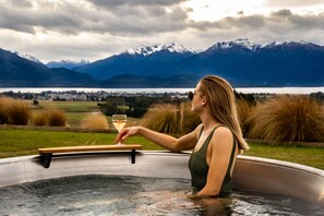 Bañera de hidromasaje al aire libre