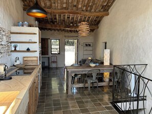 Coffee/tea maker, fridge, oven, stovetop - Old sheepfold with private pool (Bonnieux)