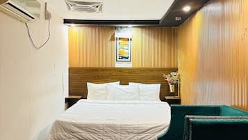 Escritorio, espacio para trabajar con laptop y wifi gratis