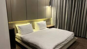 Skrivebord, skrivebord for bærbar PC og wi-fi (inkludert)