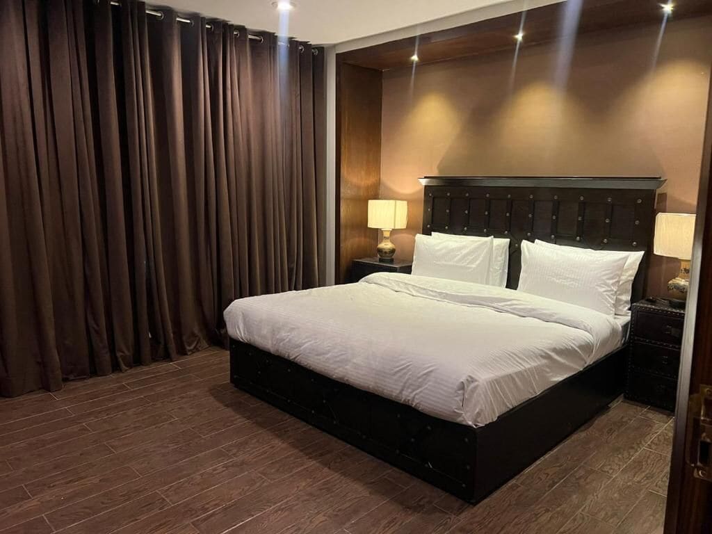 Skrivebord, skrivebord for bærbar PC og wi-fi (inkludert)