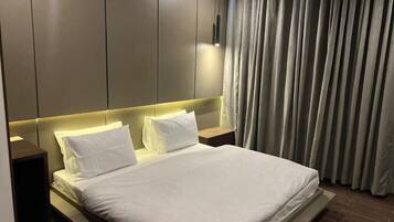 Skrivebord, skrivebord for bærbar PC og wi-fi (inkludert)