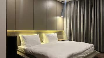 Escritorio, espacio para trabajar con laptop y wifi gratis